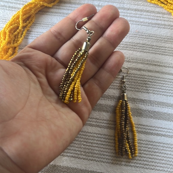 Yellow and gold beaded necklace with matching earrings - Picture 2 of 4